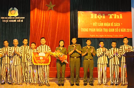 Trao thưởng cho các cá nhân đạt thành tích xuất sắc tại hội thi “Viết cảm nhận về sách” tại Trại giam số 6.