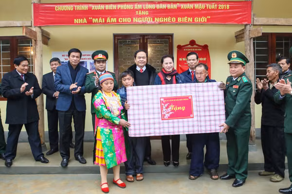 Chủ tịch Quốc hội Nguyễn Thị Kim Ngân và Chủ tịch UBTƯ MTTQ Việt Nam Trần Thanh Mẫn dự Lễ khánh thành, tặng nhà "Mái ấm cho người nghèo nơi biên giới" cho 1 hộ nghèo ở xã Ma Lé.