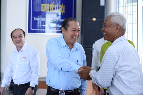 Phó Thủ tướng Trương Hòa Bình gặp mặt cử tri huyện Bến Lức.