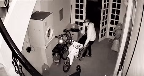 Hình ảnh một vụ trộm đột nhập lấy đi xe máy xảy ra trên địa bàn TP Hà Nội mà camera đã ghi lại được. Hình ảnh một vụ trộm đột nhập lấy đi xe máy xảy ra trên địa bàn TP Hà Nội mà camera đã ghi lại được.