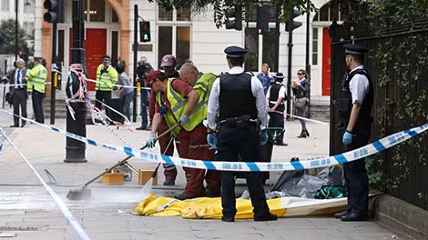 Cảnh sát London phong tỏa hiện trường một vụ tấn công bằng dao.