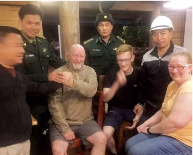 Gia đình ông Stephen và lực lượng cứu hộ. Ảnh: BĐ Biên Phòng.
