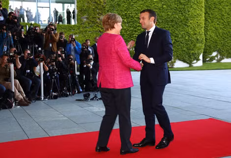 Tổng thống Pháp Emmanuel Macron (bên phải).