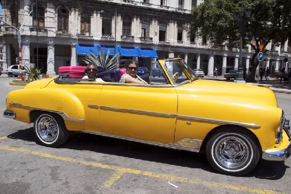 Cuba không có nhiều xe ôtô mới trên đường phố nên bạn có thể thấy nhiều chiếc xe cũ và đây là một trong những điều hấp dẫn du khách nhất. Cuba đã bắt đầu nhập khẩu xe sedan của Trung Quốc từ năm 2009 làm xe cảnh sát, taxi và cho thuê. Người Cuba đã được phép mua xe mới từ các đại lý của nhà nước kể từ tháng 12-2013.