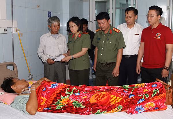Báo CAND và Ngân hàng Agribank thăm hỏi, tặng quà tài xế lái máy xúc Phạm Văn Sáng.