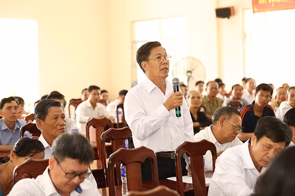 Cử tri huyện Bến Lức tại cuộc tiếp xúc.