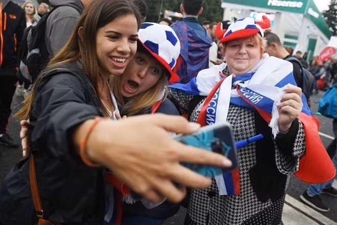 Ngoài Moscow, lễ hội bóng đá sôi động này còn diễn ra ở 10 thành phố Nga khác có đăng cai World Cup 2018. Ảnh: Sputnik.