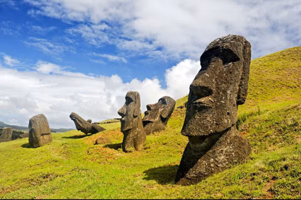 Tượng đá Moai, đảo Giáng sinh, Chile: Hòn đảo từng là nơi khai sinh ra nền văn minh Rapa Nui. Nơi đây nổi tiếng với 887 bức tượng khổng và chúng được tạo bởi những người Rapa Nui. Tượng đá Moai, đảo Giáng sinh, Chile: Hòn đảo từng là nơi khai sinh ra nền văn minh Rapa Nui. Nơi đây nổi tiếng với 887 bức tượng khổng và chúng được tạo bởi những người Rapa Nui.