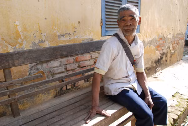 Ông Lò Văn Một, người dân tộc Khơ Mú, ở bản Huổi Lốt (xã Mường Mùn) với bàn tay chỉ có 3 ngón không nhớ tuổi của mình vui mừng khi đến nhận quà Tết sớm từ đoàn công tác.