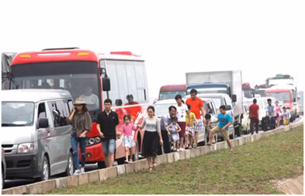 Ùn tắc giao thông ở phà Gót vào những ngày cao điểm.
