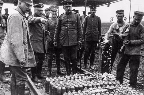 Fritz Haber (người chỉ tay) và các sĩ quan Đức với lô khí Clo đầu tiên.