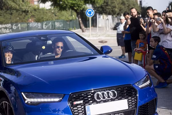 Neymar lái chiếc Audi RS7 Sportback.