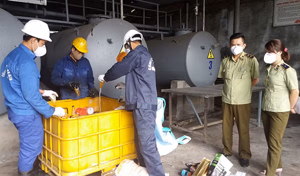 Lực lượng chức năng tiêu hủy mỹ phẩm không rõ nguồn gốc. Lực lượng chức năng tiêu hủy mỹ phẩm không rõ nguồn gốc.