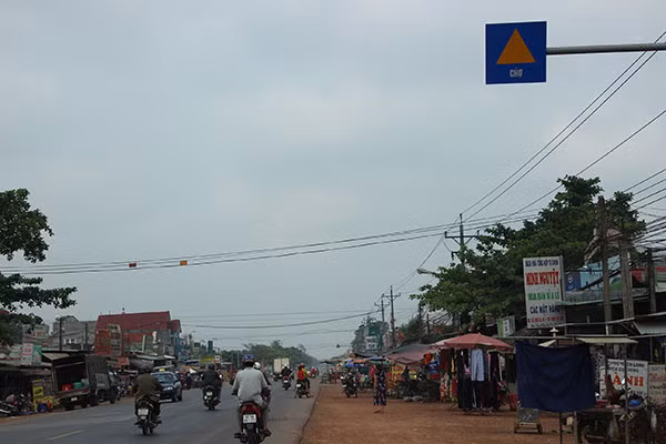 Mặc dù tự phát nhưng cơ quan chức năng vẫn để bảng ghi tên “chợ” cho tồn tại.
