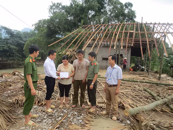 Đại diện Báo CAND và Công an tỉnh Hà Giang cùng Agribank chi nhánh huyện Vị Xuyên thăm hỏi, sẻ chia tới gia đình chị Lù Thị Mai.