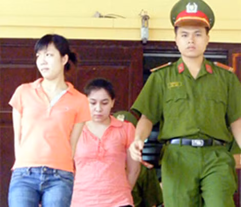 Andrea Forrova (ở giữa) trong phiên tòa xét xử về tội “tàng trữ trái phép chất ma túy” năm 2009.