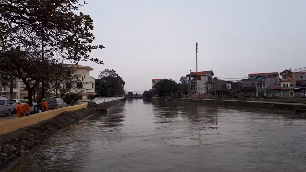 Trong các đợt xả nước phục vụ gieo cấy Đông Xuân, mực nước ở các sông sẽ ở mức 2,2m, đảm bảo cho các trạm bơm bơm nước vào kênh thủy lợi. Trong các đợt xả nước phục vụ gieo cấy Đông Xuân, mực nước ở các sông sẽ ở mức 2,2m, đảm bảo cho các trạm bơm bơm nước vào kênh thủy lợi.