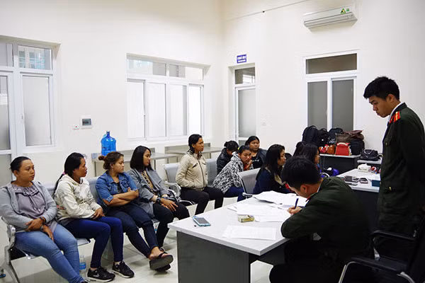 Lực lượng chức năng làm việc với 11 công dân Indonesia.