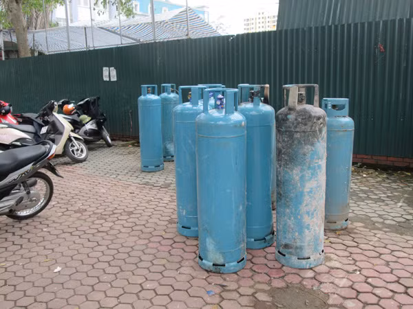 Cả chục bình gas phục vụ ăn lẩu nướng được đưa ra khu vực an toàn.