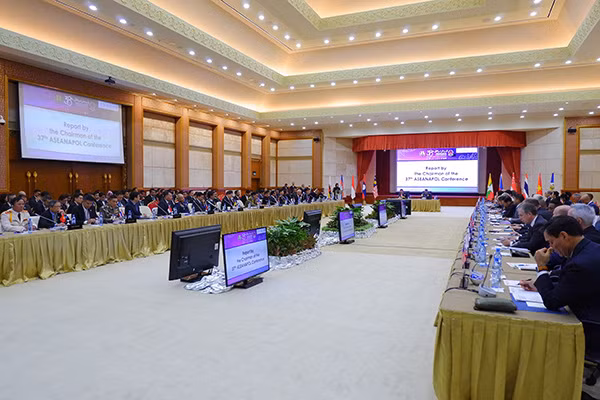 Toàn cảnh Họp phiên Toàn thể.