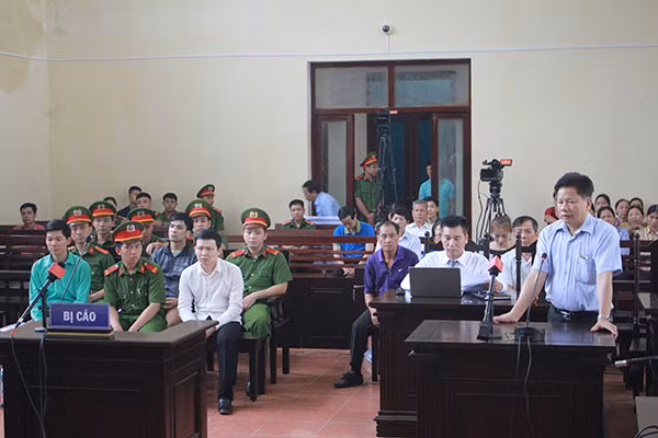 Các luật sư bào chữa cho các bị cáo trước tòa.