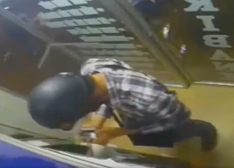 Đối tượng Trần Thế Bảo bị bắt quả tang khi vừa gỡ thiết bị tại trụ ATM.