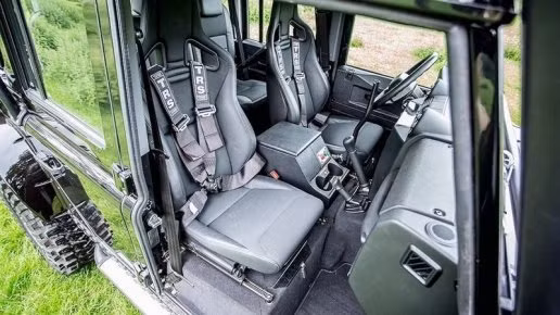 Tuy nhiên, chiếc Land Rover Defender SVX sắp lên sàn đấu giá này lại đặc biệt hơn hết khi nó đã được sử dụng để thực hiện các phân đoạn hành động của phần phim Spectre. Minh chứng cho điều này là những dấu vết bị hư hại trên nắp ca-pô, cũng như cần phanh tay ở bên trong nội thất.