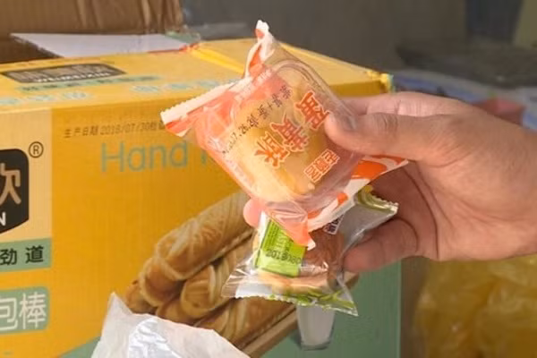 Bánh trung thu ngoại nhập siêu rẻ bị lực lượng chức năng Hà Nội thu giữ.