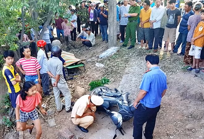 Công an huyện Tuy Phước phối hợp cơ quan kiểm sát cùng cấp khám nghiệm hiện trường.