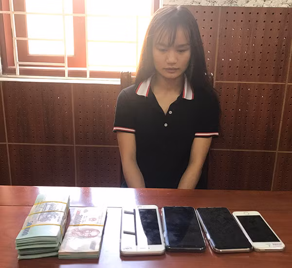 Đối tượng Dương Thị Thu Uyên và tang vật.