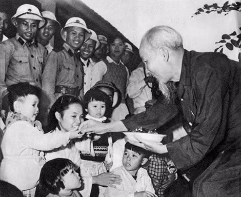 Bác Hồ thăm trường mẫu giáo mầm non tỉnh Thanh Hóa, ngày 10 tháng 12 năm 1961.