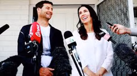 Nữ Thủ tướng Jacinda Ardern và bạn đời Clarke Gayford thông báo việc mang thai.