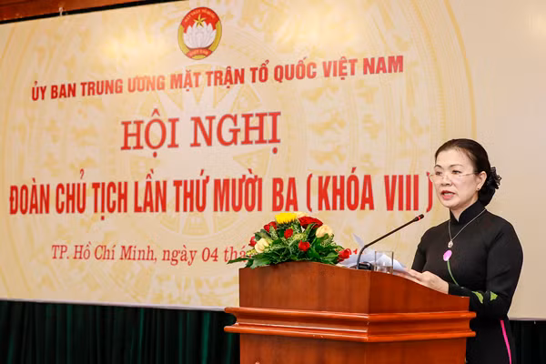 Phó Chủ tịch UBTƯ MTTQ Việt Nam Trương Thị Ngọc Ánh báo cáo kết quả công tác Mặt trận năm 2017.