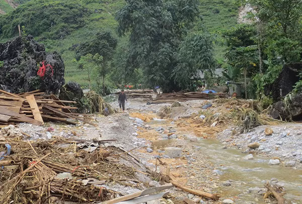 Khu dân cư ở thôn Tùng Nùn với 11 hộ dân sinh sống giờ đã trở thành “cánh đồng” đá đổ nát.