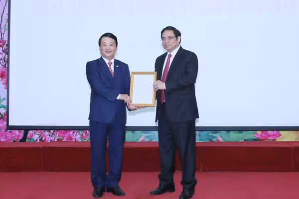 Trưởng Ban Tổ chức Trung ương Phạm Minh Chính trao quyết định của Bộ Chính trị phân công nhiệm vụ cho đồng chí Hầu A Lềnh.