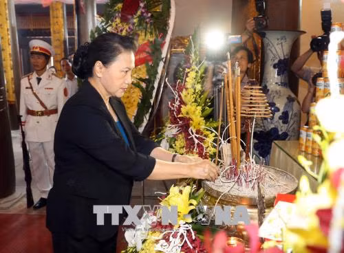 Chủ tịch Quốc hội Nguyễn Thị Kim Ngân dâng hương tại Đền thờ các anh hùng liệt sĩ tỉnh Hà Nam. Ảnh: TTXVN. Chủ tịch Quốc hội Nguyễn Thị Kim Ngân dâng hương tại Đền thờ các anh hùng liệt sĩ tỉnh Hà Nam. Ảnh: TTXVN.