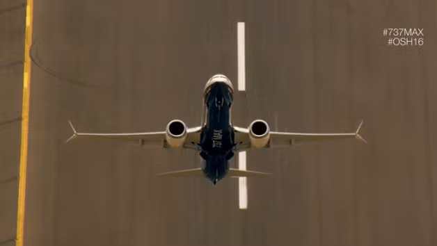 Màn cất cánh dựng đứng của Boeing 737 MAX.