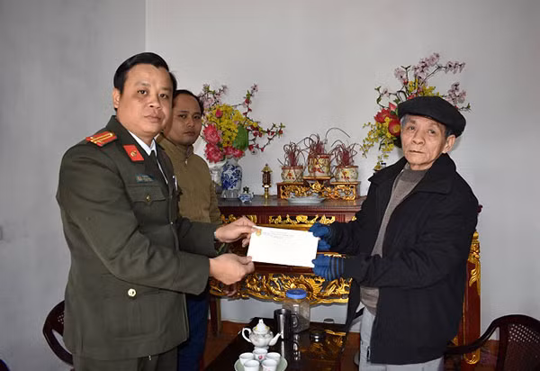 Đại diện Công an tỉnh Ninh Bình trao quà cho gia đình anh Nguyễn Đình Giới.