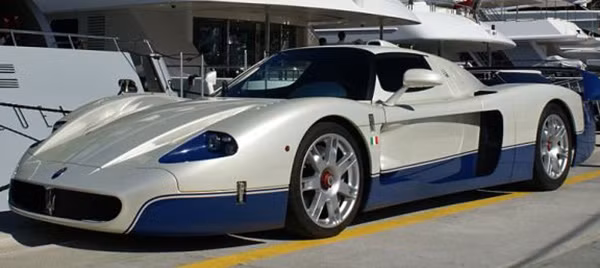 Neymar sở hữu chiếc Maserati MC12 phiên bản giới hạn. Trên thế giới chỉ có 50 chiếc xe này được sản xuất.