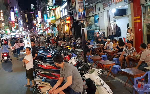 Việc buôn bán, lấn chiếm, lấy lòng đường làm bãi đậu xe tạo ra hình ảnh nhếch nhác tại phố đi bộ Bùi Viện, quận 1. Việc buôn bán, lấn chiếm, lấy lòng đường làm bãi đậu xe tạo ra hình ảnh nhếch nhác tại phố đi bộ Bùi Viện, quận 1.