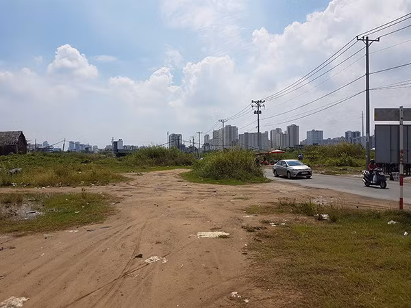 Hàng ngàn hộ dân bị giải tỏa trắng từ nhiều năm qua nhưng đến nay diện tích đất còn bỏ hoang trong Khu đô thị mới Thủ Thiêm. Hàng ngàn hộ dân bị giải tỏa trắng từ nhiều năm qua nhưng đến nay diện tích đất còn bỏ hoang trong Khu đô thị mới Thủ Thiêm.