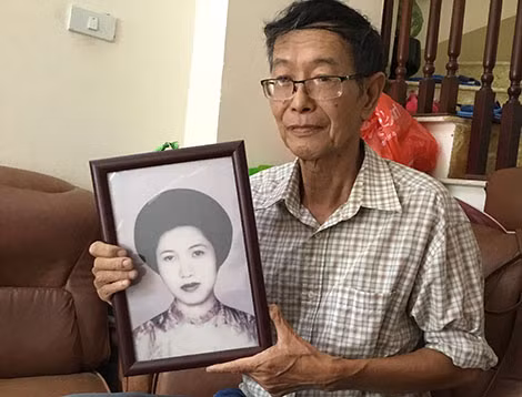 Ông Bùi Tường Quân bên bức ảnh của mẹ - giai nhân Đỗ Thị Bính.