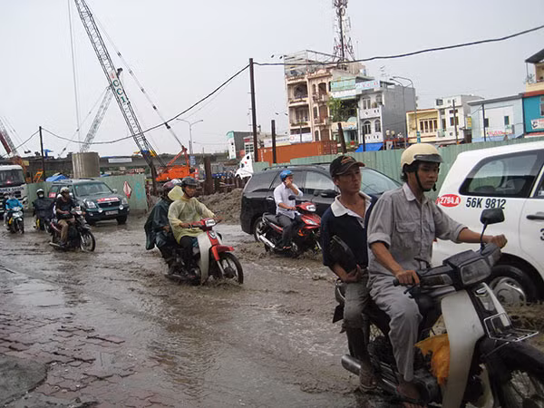 Ngập lụt do phát triển hạ tầng đô thị xâm lấn hệ thống cống thoát nước.