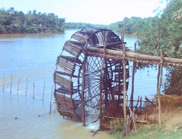 Một guồng xe nước ở Quảng Ngãi, khoảng năm 1968-1969. Một guồng xe nước ở Quảng Ngãi, khoảng năm 1968-1969.