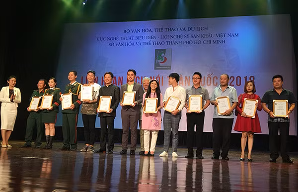 NSƯT Lê Chức – Phó Chủ tịch Hội Nghệ sĩ Sân khấu Việt Nam – Phó Trưởng Ban tổ chức và NSƯT Nguyễn Thị Thanh Thúy – Phó Giám đốc Sở Văn hóa và Thể thao thành phố Hồ Chí Minh trao Huy chương Bạc cho các diễn viên.