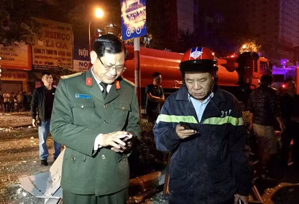 Giám đốc Công an tỉnh và Giám đốc Cảnh sát PCCC Nghệ An có mặt tại hiện trường chỉ đạo.