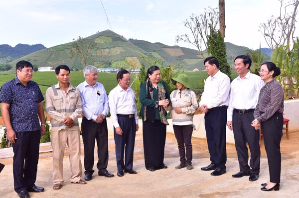 Phó Chủ tịch Thường trực Quốc hội Tòng Thị Phóng với cử tri tại huyện Vân Hồ, Sơn La. Ảnh: TTXVN.