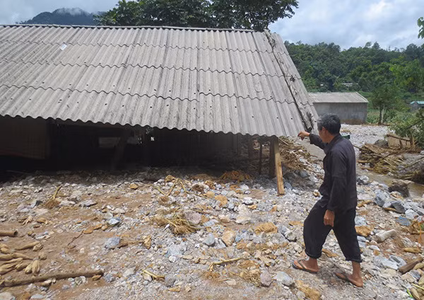 Nhiều ngôi nhà của bà con thôn Tùng Nùn đất đá ngập đến gần nóc nhà.