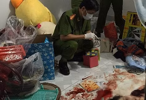 Cơ quan điều tra khám nghiệm hiện trường vụ bệnh nhân tâm thần Lê Thị Bích Thuận chém mẹ đẻ. Cơ quan điều tra khám nghiệm hiện trường vụ bệnh nhân tâm thần Lê Thị Bích Thuận chém mẹ đẻ.