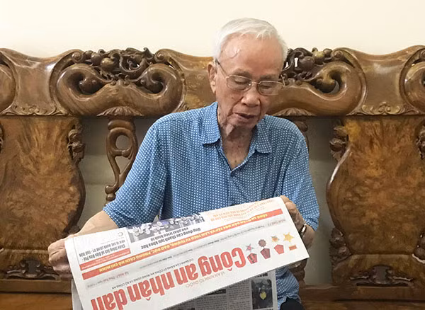 Ông Phan Minh Tánh quan tâm đến thông tin khai mạc Hội nghị Trung ương 7, khóa XII.